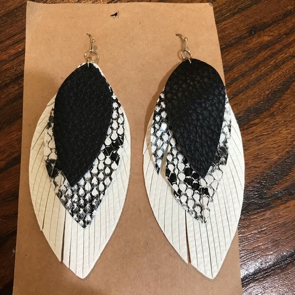 ▪️Leather Feather Earrings - Picture 1 of 5
